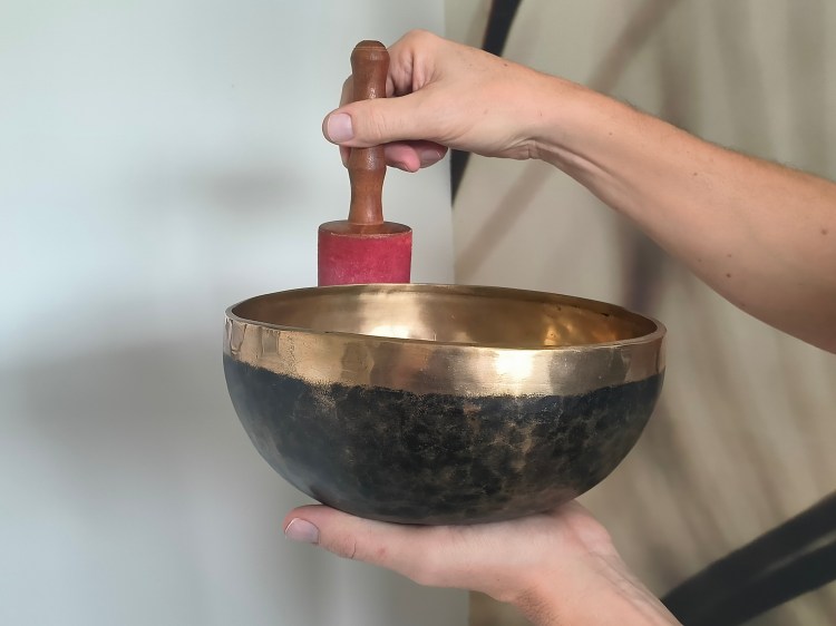 séance utilisant la vibration des bols tibétains thérapeute Laurent Rouffet Reikilibre intuitif