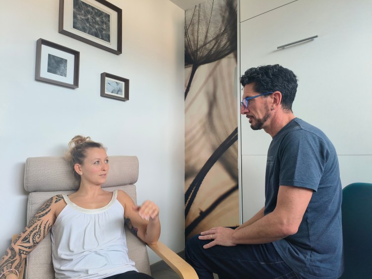 echange entre therapeute laurent Rouffet reikilibre intuitif et consultante