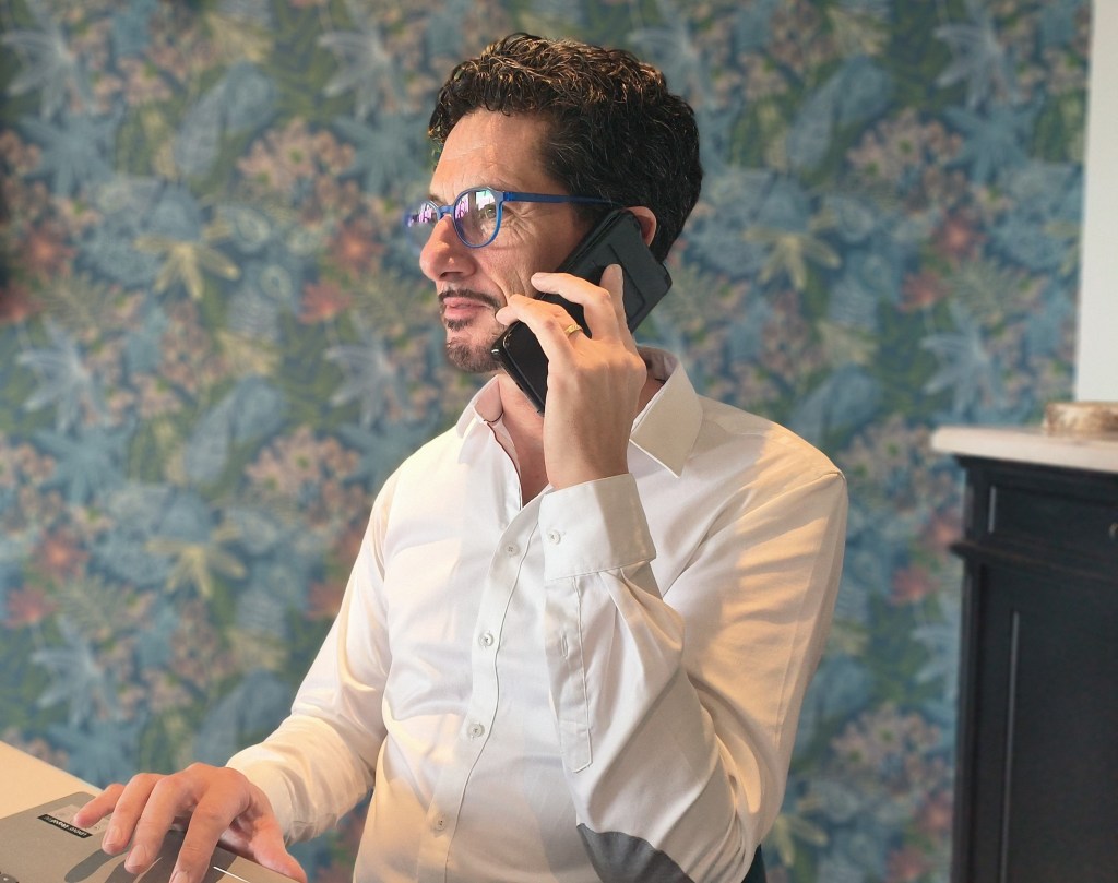 thérapeute bien-être Laurent ROUFFET reikilibre intuitil répondant aux questions par téléphone